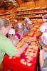 Meldung: Da kam Weihnachtsstimmung auf - Kinder der Kita „Leipziger Allerlei" buken leckere Plätzchen im Supermarkt