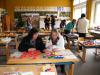 Der Umgang mit den Lernbausteinen hat es den Teilnehmern der Fortbildungswoche in der Röslauer Schule angetan. Foto: pr.