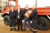 Foto zu Meldung: Jungunternehmer spenden Feuerwehr Rheinböllen Notfallrucksack