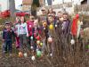 Meldung: Kinder hängen Ostereier an die Büsche