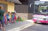 Foto zu Meldung: Kindern lernen Regeln am Schulbus