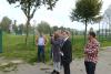 Bürgermeister Gampe zeigt Frau Janke von der Bundestransferstelle den neu gebauten Kunstrasenplatz