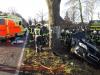 Meldung: PKW gegen Baum , 2 eingeklemmte Personen