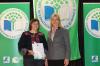 Umweltministerin Ulrike Scharf ehrte die krea(k)tive Grundschule Röslau für ihre Umwelt-Projekte