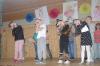 Das Bild zeigt Schüler der 1. Klasse bei ihrem Auftritt mit dem „Tanzlied der Tiere“.