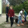 Foto zu Meldung: Schüler beim Frühjahrsputz an der Grundschule Rehfelde