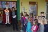Der Nikolaus kommt zu den Röslauer Grundschulkindern. Mit auf dem Bild Schulleiterin Annelies Rogler-Unglaub mit Kindern aus der 1. Klasse.
