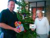 Kinderwünsche am Weihnachtsbaum: Bonne Vie-Betreiber Andreas Schauerte freut sich mit Gabriele Fischer-Krunke vom Kinderschutz-Zentrum über die ersten gespendeten Geschenke.