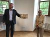Vorschaubild der News: Bertel Biehn schenkt "Schloss in Ton" an Bürgermeister Andreas Weiher