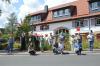 Die Gewinner der Wiesenmeisterschaft mit den Gratulanten bei der Preisübergabe vor der Geschäftsstelle des LPV in Jossgrund-Burgjoß.