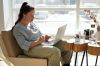 Eine junge Frau mit Down-Syndrom sitzt an einem Laptop; Foto von Cliff Booth von Pexels