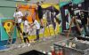 Unter der Regie von Carlos Lorente (rechts) haben Jugendliche das Erscheinungsbild des Puschendorfer Jugendtreffs in einem viertägigen Workshop mit Graffiti an der Fassade aufgepeppt.