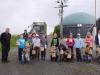 die 4. Klasse bei der Biogasanlage der Familie Schubert in Grün