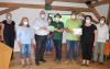 Vertreter aus Kreispolitik und des LPV gratulieren den Gewinnern der Wiesenmeisterschaft