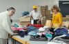 Mit viel Freude macht sich die Rumänien-Packgruppe um Peter Jahn (Mitte) an die Arbeit, um bis Weihnachten mehrere Tonnen Kleidung und viele Weihnachtspäckchen für rumänische Kinder versandfertig zu machen.