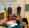 Rektor Klapp und Bürgermeister Brandt im Klassenzimmer