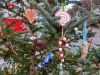 Der Baumschmuck sollte abgenommen werden, bevor die Weihnachtsbäume an den Containerstellplätzen der Stadt zum Einsammeln abgelegt werden.  Foto: Franziska Liebing