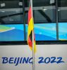 Deutsche Flagge nach Doppelsieg der Skeleton-Piloten bei Olympia in Peking