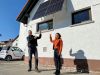 Bürgermeisterin Monika Böttcher und Klimamanager Andreas Frank präsentieren die neue Mini-PV-Anlage der Stadt Maintal, die Bürger*innen einen Eindruck für eine eigene Anschaffung eines Balkonkraftwerks vermitteln soll. Foto: Stadt Maintal