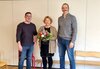 Elke Schneider wird von dem Vorsitzenden Marcus Markert und KiTa-Leiter Franziskus Gerr nach über 40 Jahren in den wohlverdienten Ruhestand verabschiedet.