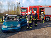 Die Brandschützer aus dem Feuerwehrzug Nord probten bei einem Ausbildungstag die Anwendung von Schneid- und Spreizgerät. Foto: Christoph Falk