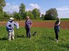 Projektbeteiligte WiBiNA: v.l.n.r.: Hans Schwenninger, Wildbienenexperte; Erhard, Schmidt, Landwirt; Johanna Hepp, Projektleiterin Landschaftspflegeverband (LPV)
