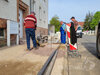 Die Mitarbeiter der Firma Baatz aus Kyritz erneuern den Gehweg in der Pritzwalker Schillerstraße. Foto: Beate Vogel
