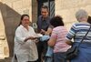 Gudrun Nasa, Vorsitzende des heimatvereins (links) verteilte am Ende ihrer Stadtführung jüdischen Zitronenkuchen.