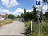 Auf einem Firmengelände am Ende der Max-Planck-Straße stehen weitere kostenlose Parkplätze für Pendler*innen zur Verfügung, die in Maintal-Ost ihr Auto abstellen, um die Bahn zu nutzen. Foto: Stadt Maintal