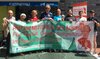 Die stellvertretende Bürgermeisterin und der Vereinsvorsitzende präsentieren zusammen mit dem „Bündnis gegen Antisemitismus Tempelhof-Schöneberg“ das von den Teams entrollte Banner 