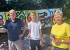 Ortsvorsteher Volker Schütte, Graffiti-Künstler Noah Jung und Bürgermeisterin Ulrike Drossel (v.l.)