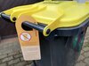 Mit Einhängelaschen an privat beschafften gelben Tonnen informiert die städtische Abfallwirtschaft in den folgenden Wochen darüber, dass ab 1. Januar 2023 nur noch Gelbe Säcke eingesammelt werden. Foto: Stadt Maintal