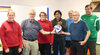 Hartmut Langetepe (links) übergibt den (Beachvolley-) Ball an Stefan Winkenbach (rechts). TVH-Vorstand und Volleyballgruppe gratulieren.
