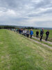Das Foto zeigt die Wandergruppe auf dem Weg von der Lescher-Linde nach Brauheck