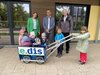 V.l.: Wiebke Schneider, Lars Klemmer, Bürgermeister Heiko Müller und die Kinder posieren mit dem neuen Kleinkinderwagen vor dem Kitagebäude im Rohrbecker Weg.