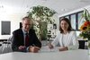 Vertragsunterzeichnung: Bürgermeisterin Monika Böttcher begrüßt Dr. Tillmann Hosius als künftigen Geschäftsführer der Maintal Werke GmbH (MWG). Foto: Stadt Maintal