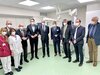 Ministerialdirektor Daniel Stich (5. v. l.) bei der Eröffnung der neuen Abteilung Innere II einschl. Endoskopie mit dem KHDS-Verwaltungsratsvorsitzenden Rolf-Peter-Leonhardt (4. v. l.), dem ärztlichen Direktor Dr. med Reinhold Ostwald (4. v. r) und KHDS-Geschäftsführer Guido Wernert (3. v. r.) sowie weiteren Mitgliedern der KHDS-Familie