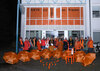 Mit leuchtendem Orange setzten die Maintaler Frauen- und Gleichstellungsbeauftragte Annika Frohböse und Mitglieder des Frauenbeirats anlässlich des Internationalen Tags gegen Gewalt an Frauen ein Zeichen. Foto: Fotostudio Schelhaas