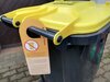 Mit Einhängelaschen an privat beschafften Gelben Tonnen informiert die städtische Abfallwirtschaft darüber, dass ab 1. Januar 2023 nur noch Gelbe Säcke eingesammelt werden. Foto: Stadt Maintal