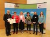 Übergabe der LEADER-Anerkennungsurkunde durch den Agrar- und Umweltminister Axel Vogel (links) an Vertreterinnen der LAG Storchenland Prignitz. V.l.n.r.: Bürgermeisterin der Gemeinde Plattenburg und LAG Vorsitzende Anja Kramer,  Kerstin Meyer vom Landkreis Prignitz, Silvia Rabold von der Verwaltungsbehörde ELER sowie die Regionalmanagerinnen Margret Voelkel und Alicia den Hoet © Forum ländlicher Raum Netzwerk Brandenburg