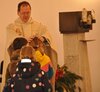 Nach dem Evangelium kamen die Kinder mit ihren Eltern und an der Weihnachtskrippe entzündeten Licht in den Altarraum, wo sie Pfarrer Andreas Müller einzeln segnete.