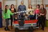 Stephanie Kühnlein (li) und Ricarda Franke übergeben das neue KiTa-Mobil für die Kleinsten. Das Krippen-Team (re) unter Leitung  von Franziskus Gerr freut sich über das neue KiTa-Gefährt!