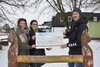 Ricarda Franke und Stephanie Kühnlein überreichen KiTa-Leiter Franziskus Gerr einen Spenden-Scheck für die Neugestaltung des KiTa-Spielplatzes