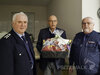 Klaus Ziemann (l.) wird von Bürgermeister Dr. Ronald Thiel und Stadtbrandmeister Thomas Lesker (r.) mit einem Präsent verabschiedet. Foto: Christoph Falk
