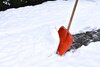 Streusalz wirkt sich schädlich auf Tiere und Pflanzen aus. Neben dem klassischen Schneeschieber gibt es weitere Alternativen, die daher empfehlenswert sind. Foto: Pixabay