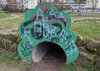 Etliche Spielgeräte auf dem Flugzeugspielplatz an der Bischofsheimer Goethestraße wurden mit Graffiti beschmiert. Weil die Reinigung aufwändig und teuer ist, hat die Stadt für Zeugenhinweise eine Belohnung ausgesetzt. Foto: Stadt Maintal