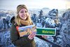Madlen Rogge, Projektleiterin Aktivtourismus beim Tourismusverband Sächsische Schweiz, hat zahlreiche Stimmzettel in den Touristinformationen der Region verteilt. Im Hintergrund die Basteibrücke, einer der Höhepunkte auf dem Malerweg. Foto: Marko Förster/Tourismusverband Sächsische Schweiz e.V.
