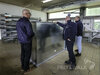 In der Produktionshalle der B.ARC GmbH erläuterten Björn und Ben-neth B. Sievers dem Bürgermeister (l.) das Portfolio des Unternehmens. Foto: Beate Vogel