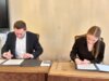 Vorschaubild der Meldung: Lucie Menzel unterzeichnet Ausbildungsvertrag mit der Rolandstadt Perleberg