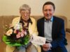 Vorschaubild der Meldung: Bürgermeister Axel Schmidt gratuliert Christa Spreemann zum 100. Geburtstag